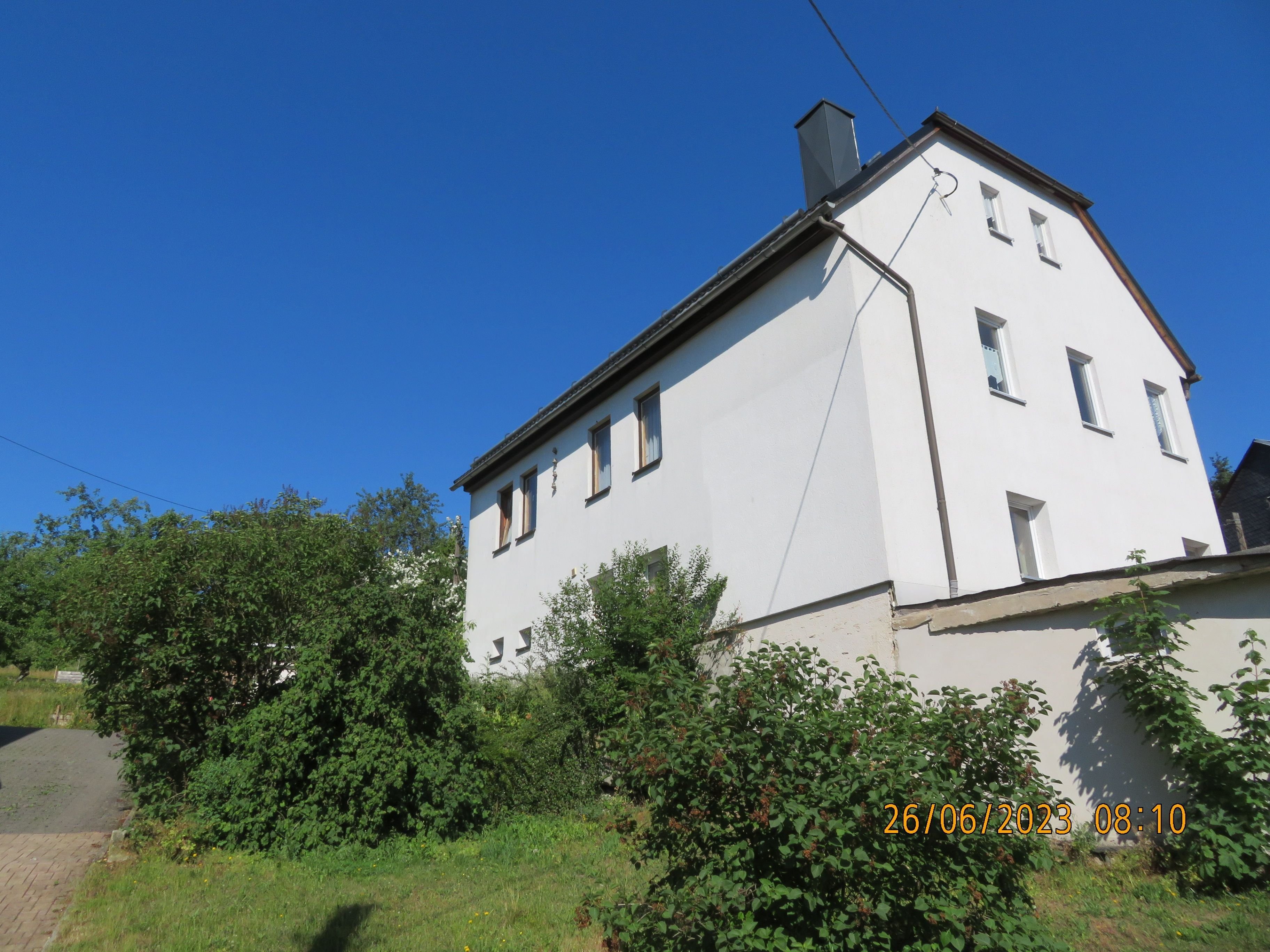 Großes freistehendes teilsaniertes Einfamilienhaus am Ortsrand von