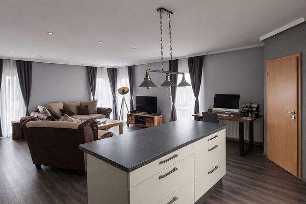 Heller Wohn-Ess-Kochbereich mit moderner Küche Perspektive 2