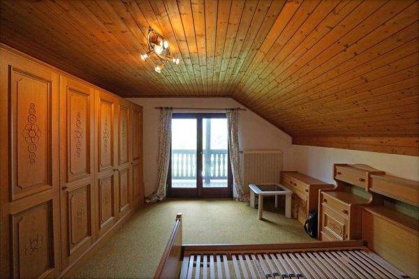 Zimmer nach Nordosten mit Balkonausgang