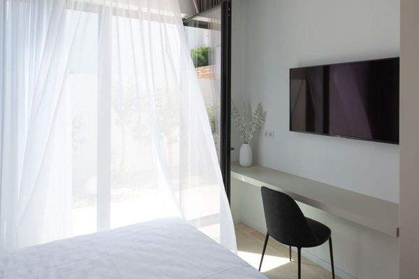 Lichtdurchflutetes Schlafzimmer mit Fensterfront