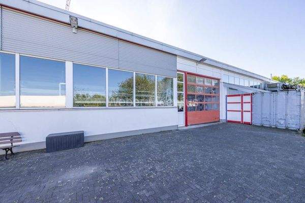 3396 Hallenansicht mit Außenlager + Containern