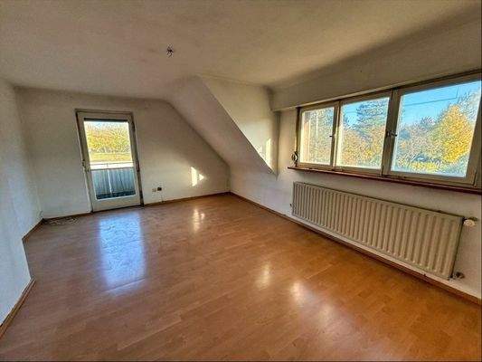 Wohnzimmer mit Balkon im DG
