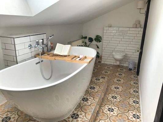 Wannenbad mit Blick in die Sterne