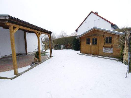 überdachte Terrasse und Gartenhaus