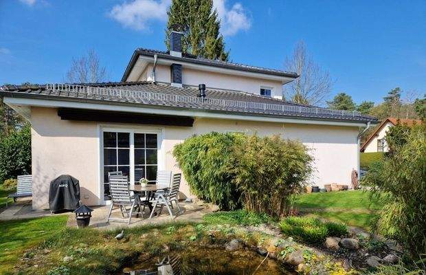 Terrasse mit Blick auf den Teich.jpg