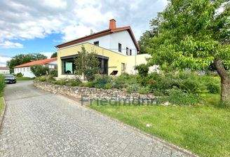 Gartenansicht mit Wintergartenanbau und Blick Richtung Stall