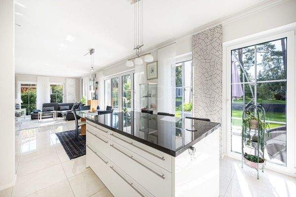 Blick Küche in Wohnzimmer