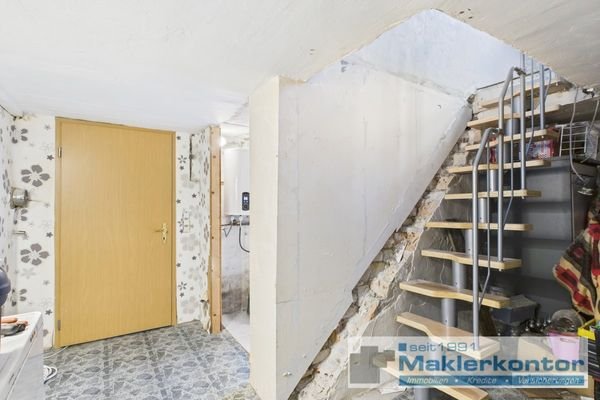 Diele mit Treppe zum EG