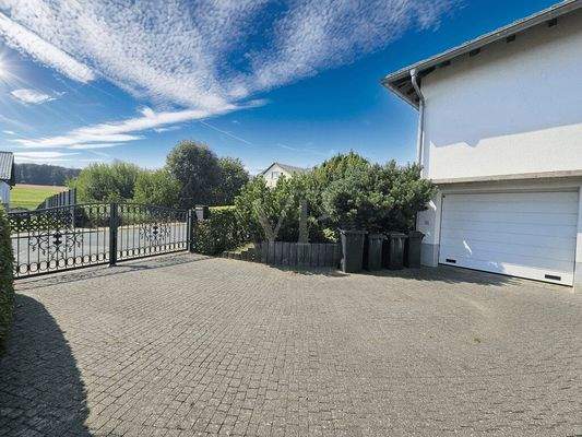 Große Einfahrt mit Garage