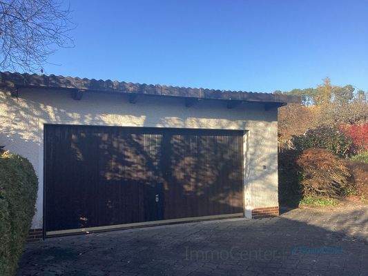 Die Doppelgarage mit dahinterliegendem Geräteraum