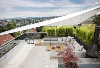 Terrasse mit Ausblick und Sonnensegel