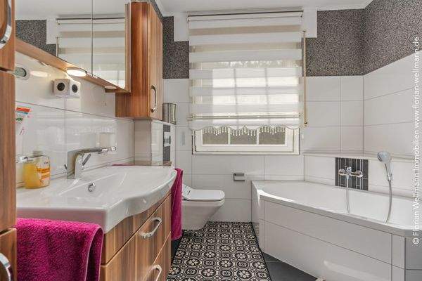 Handtüchwärmer und Eckbadewanne sind ebenfalls vorhanden