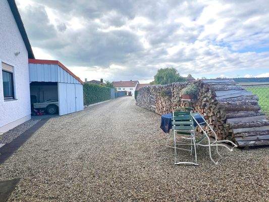 Zufahrt hinterm Haus