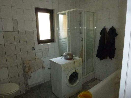 Badezimmer mit Waschmachine EG