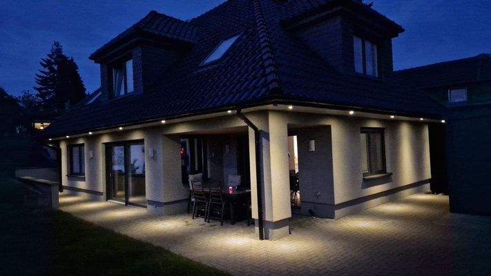 Das Anwesen im Nachtbeleuchtungsmodus ...