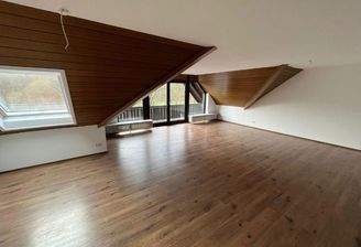 Wohnzimmer mit Balkon