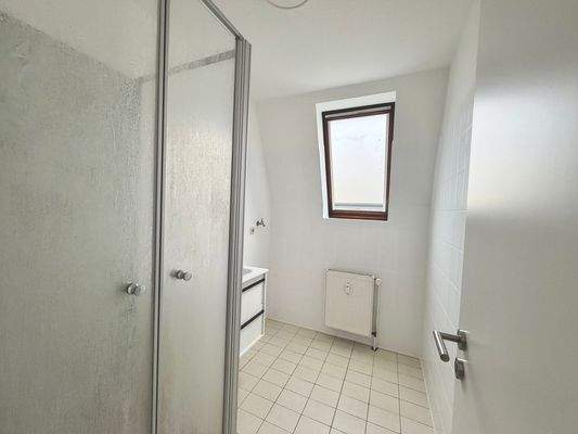 Helles Badezimmer mit Dusche