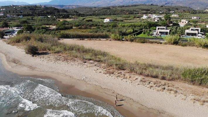 Kreta, Kiani Akti: Prestigeträchtiges Grundstück direkt am Meer nahe Kalyves zu verkaufen
