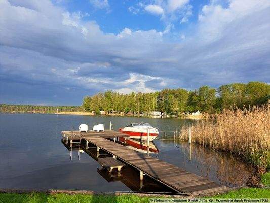 Steganlage mit Blick auf den See