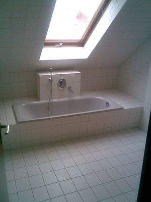 Bad mit Wanne und Fenster