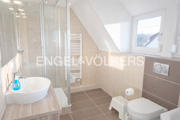 Bad mit Dusche und Wanne im DG