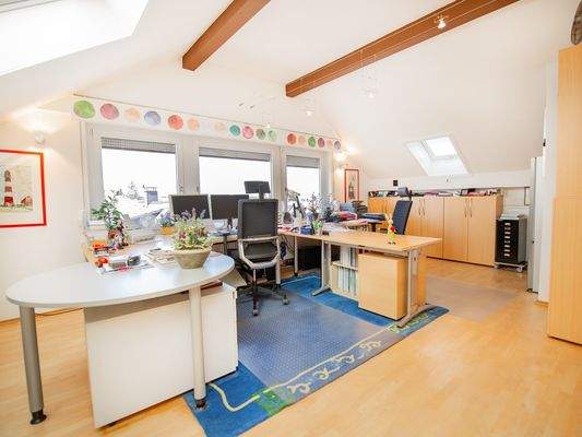 Großzügiges Arbeits- oder Kinderzimmer