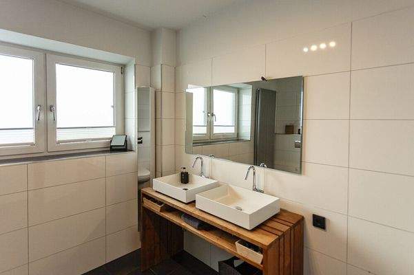 Badezimmer mit Dusche und WC (EG)