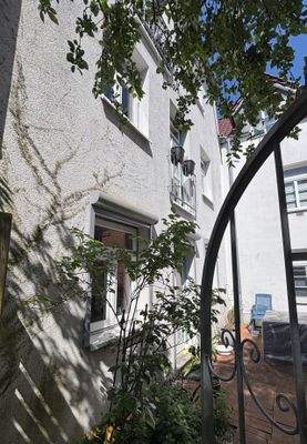 Rückwärtige Ansicht und Terrasse im Innenhof