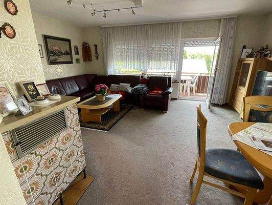 Wohn-Esszimmer mit Kachelofen und Balkon (OG)