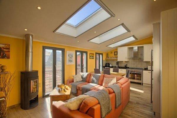 Lichtdurchflutetes Wohn-Esszimmer mit Küche