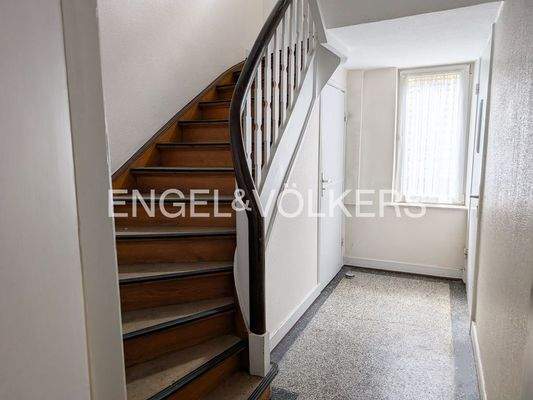 geschwungene Treppe im EG