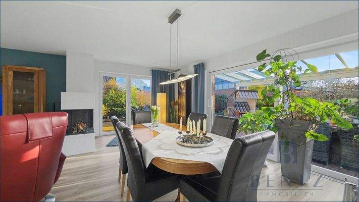 Essbereich mit Blick in den Garten 