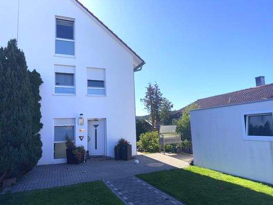 DHH_Eingangsseite mit Vorgarten