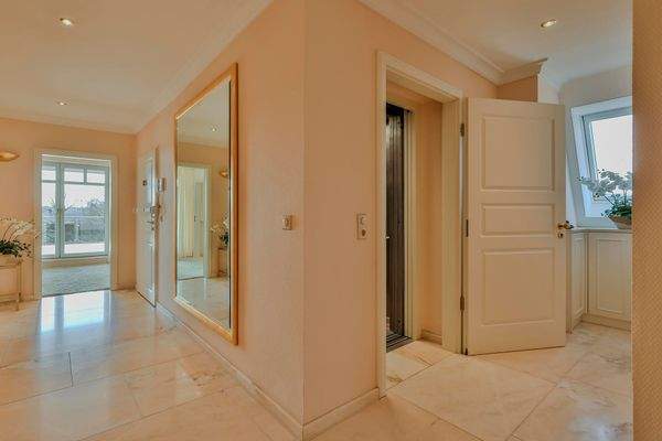 Diele mit Personanaufzug