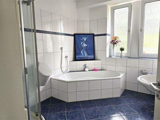 Badezimmer mit Badewanne und D