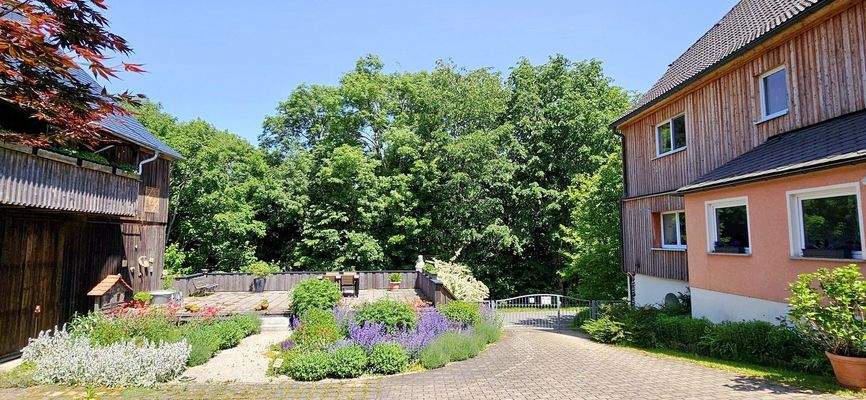 Blick vom Innenhof n. draußen