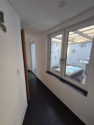 Flur und überdachter Innenhof