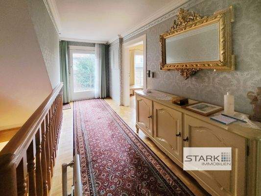 OG Treppenflur mit Balkon.jpg