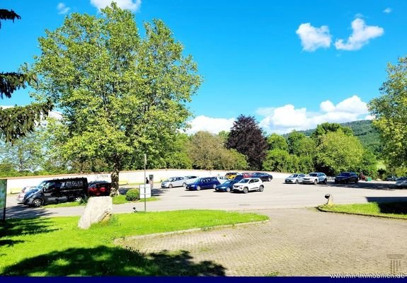 Aussenansicht - Blick auf den öffentlichen Parkplatz