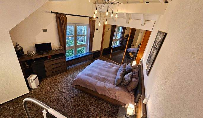 Das Schlafzimmer mit Blick auf einen
der beiden begehbaren Kleiderschränke