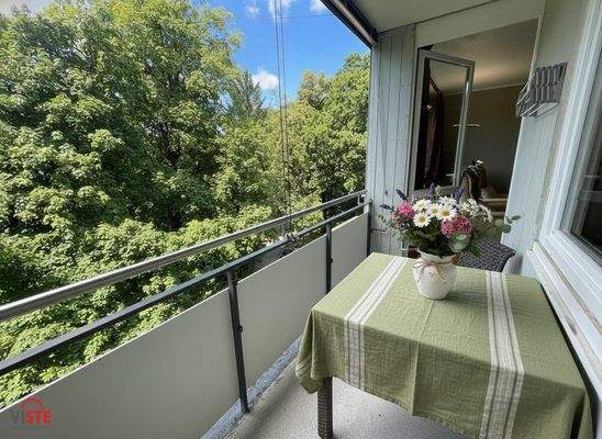 Ruhiger Balkon mit Parkblick
