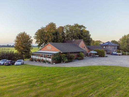 Restaurant, Hoteltrakt und Stadtvilla 