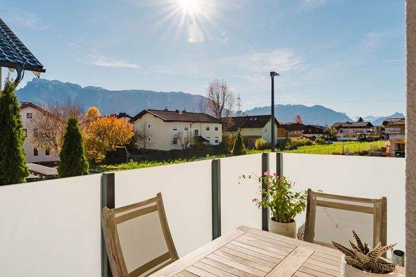 ... und Zugang zum privaten Balkon - der perfekte Rückzugsort