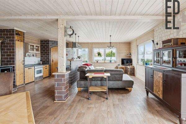 offener Koch-, Wohn-, Essbereich mit Gartenzugang