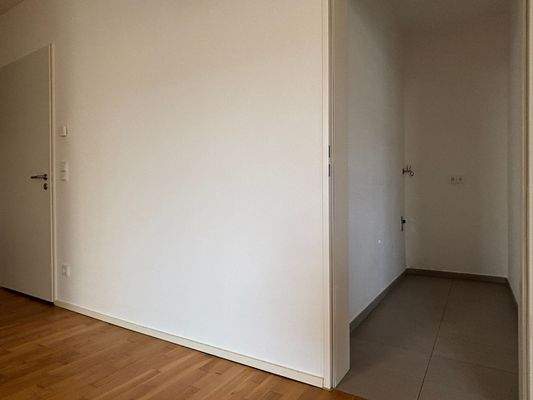 Leerer Raum mit Holzboden