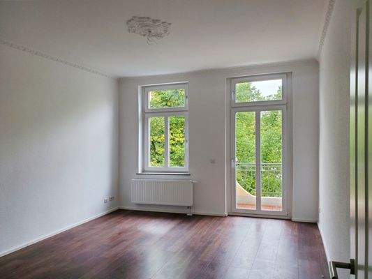 Wohnzimmer mit Balkon.jpg