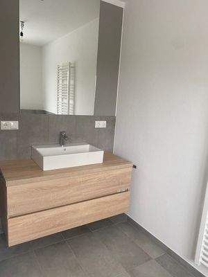 Waschtisch mit Badmöbel und Spiegel