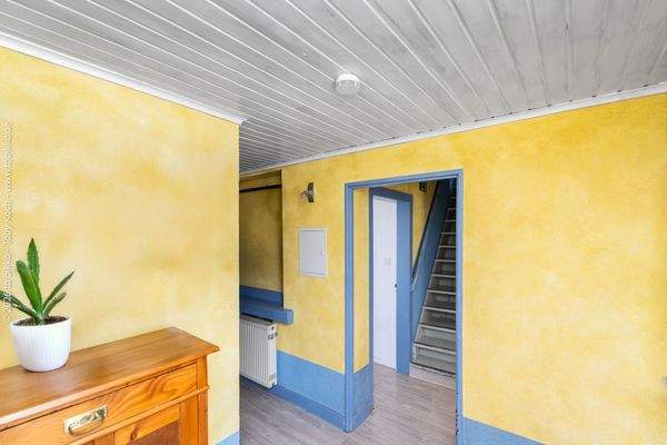 Flur/Diele mit Treppenaufgang - EG