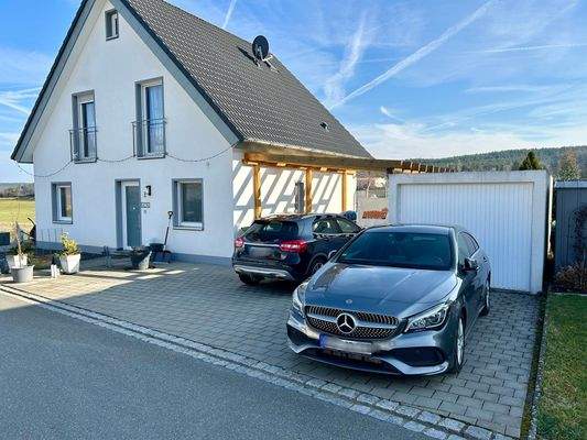 Wohnhaus mit Garage und Carport