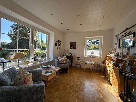 Helles Wohnzimmer mit Deko